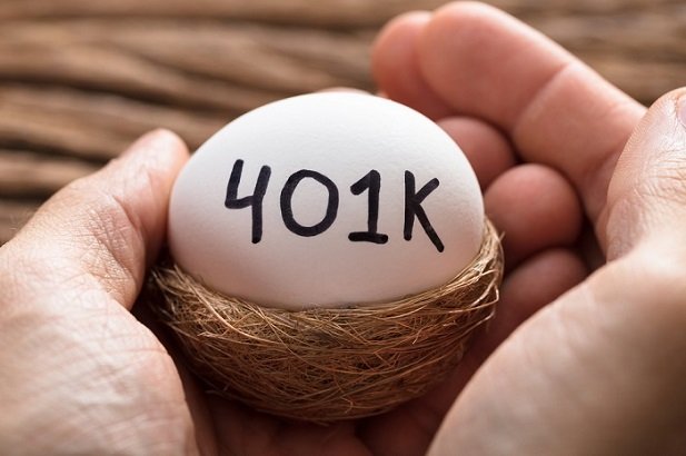 hands holding nest and egg with 401k written on it